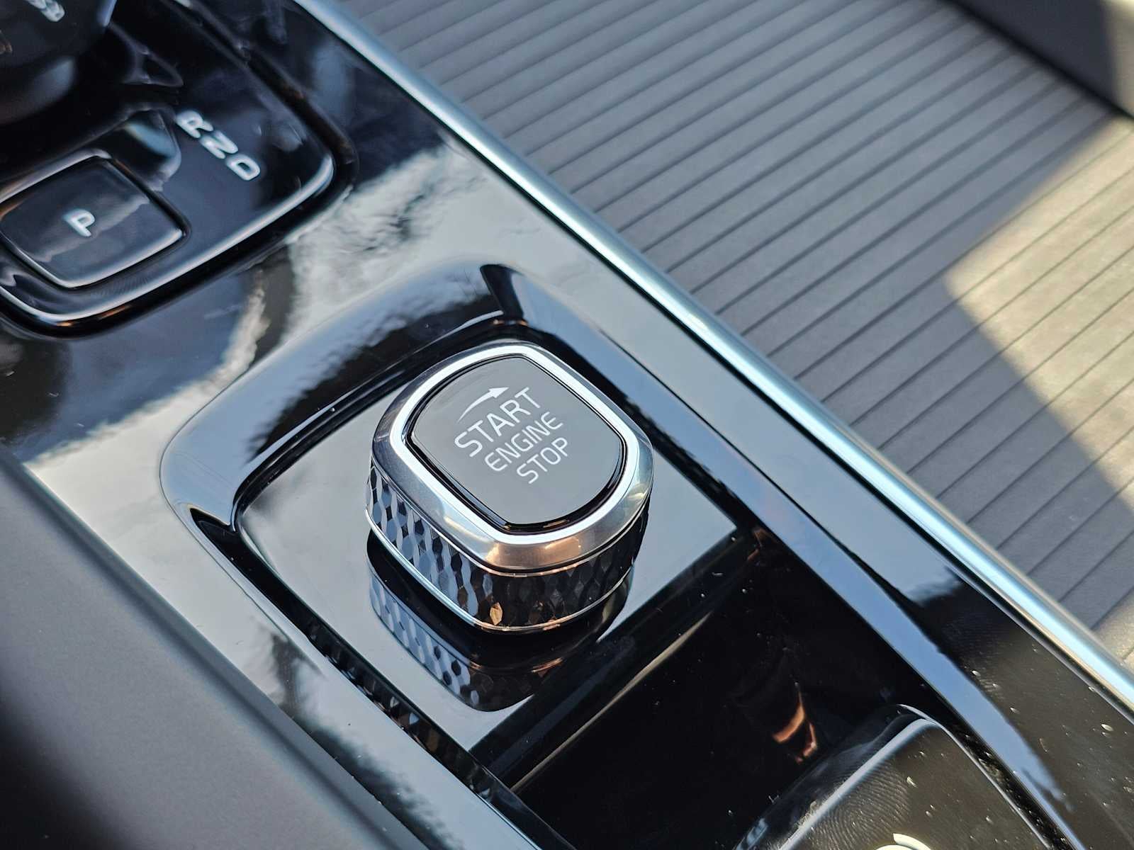 2026 Volvo XC60 Plug-In Hybrid Ultra Black Edition