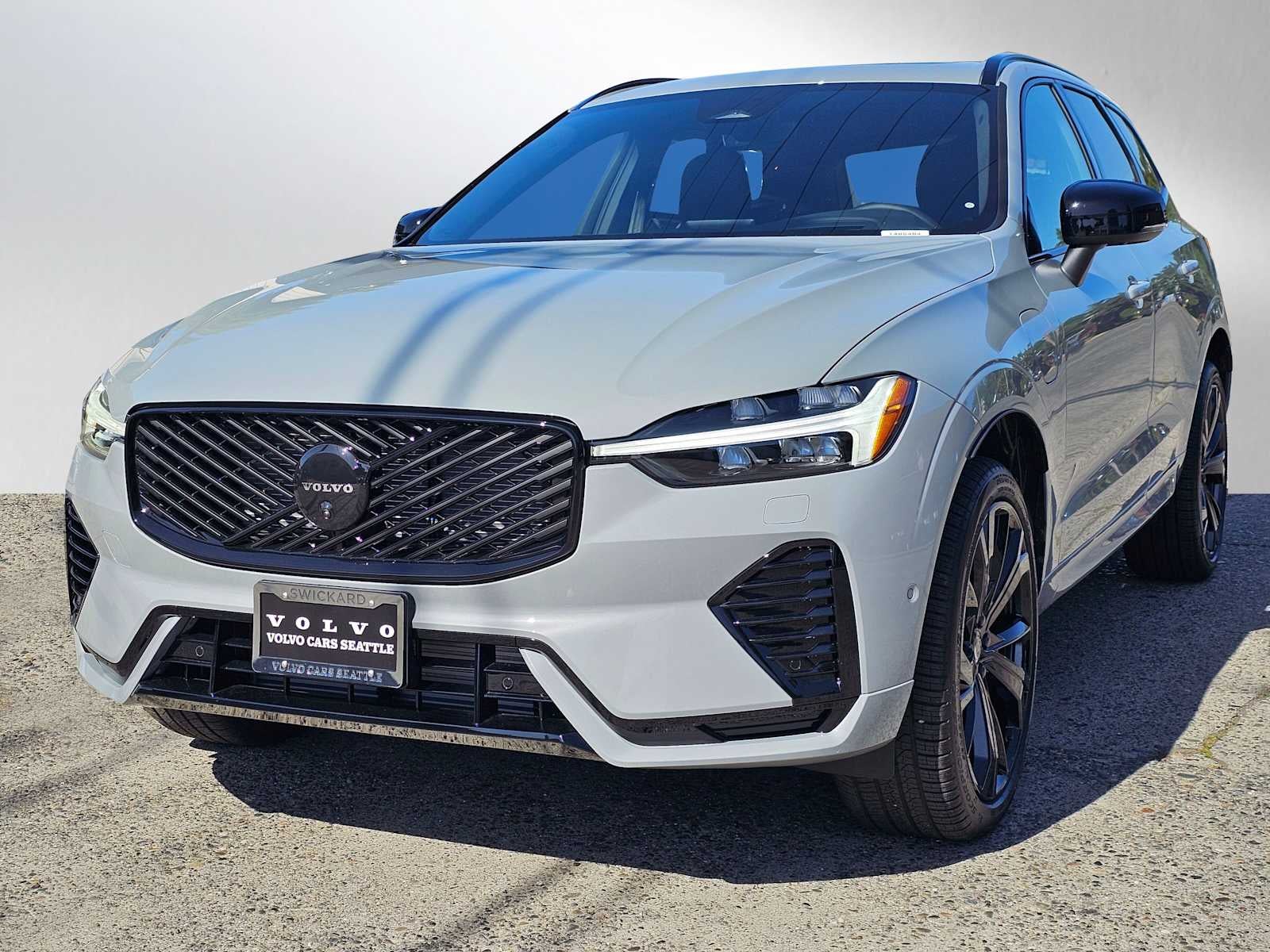 2026 Volvo XC60 Plug-In Hybrid Ultra Black Edition