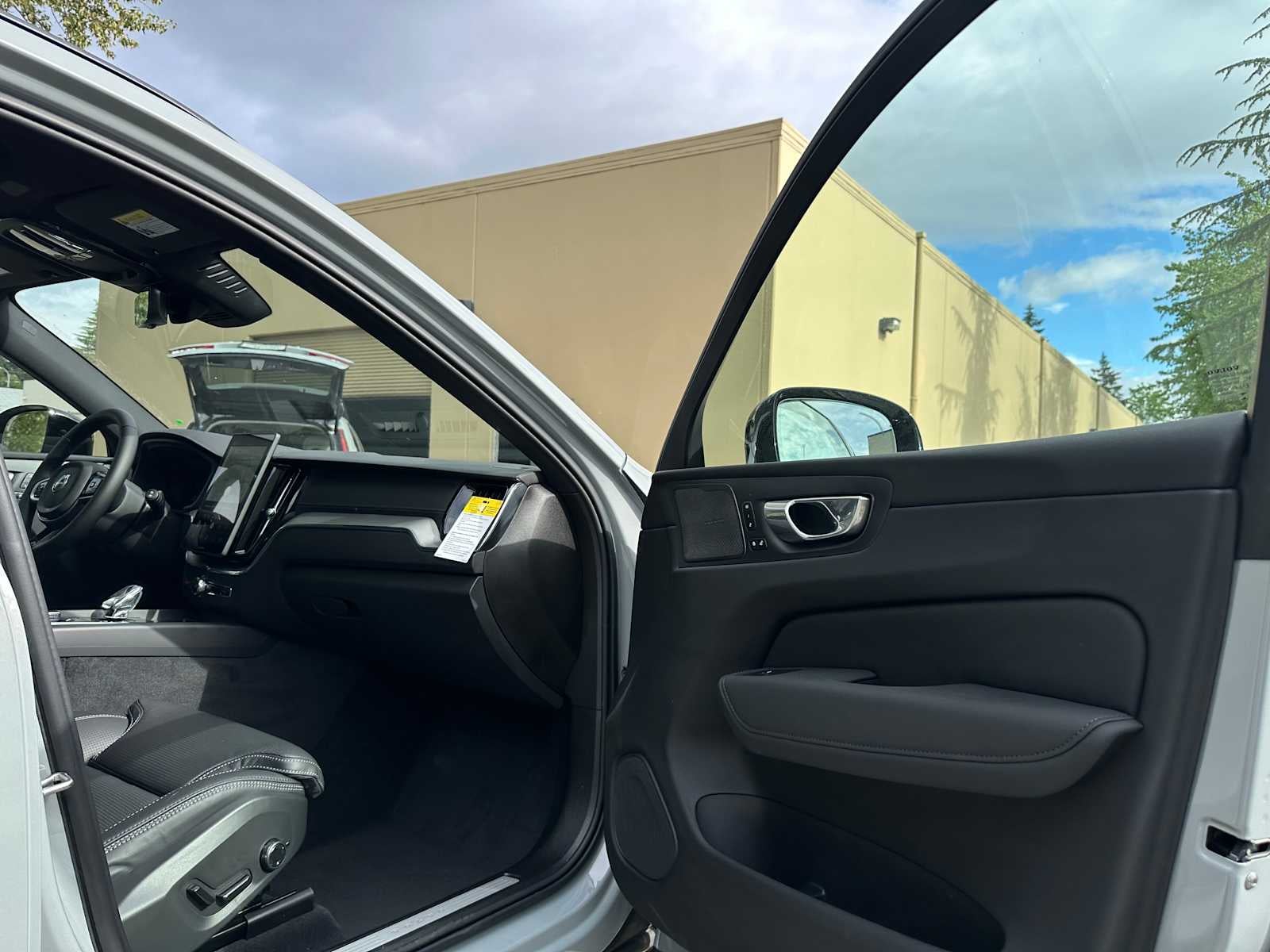 2026 Volvo XC60 Plug-In Hybrid Ultra Black Edition