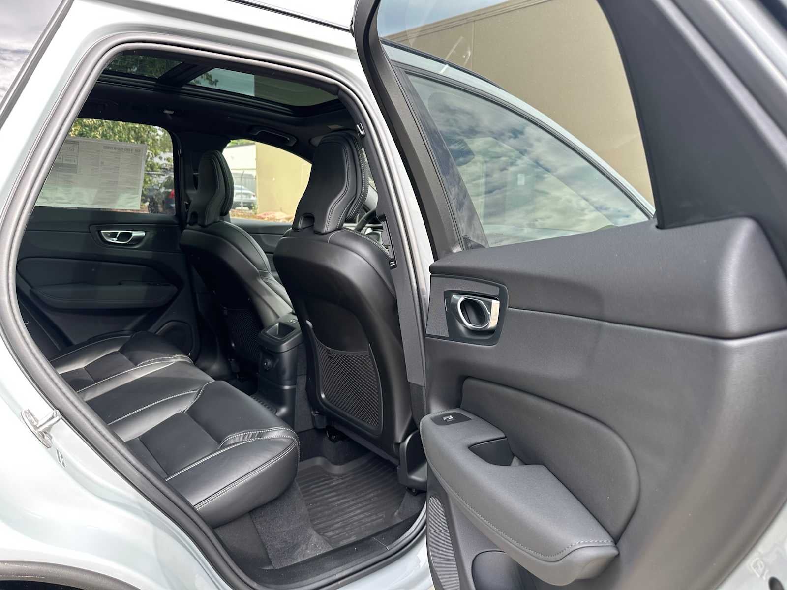 2026 Volvo XC60 Plug-In Hybrid Ultra Black Edition