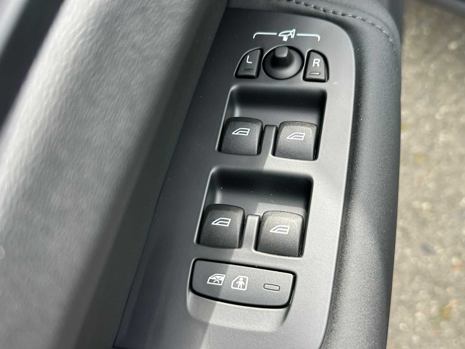 2026 Volvo XC60 Plug-In Hybrid Ultra Black Edition