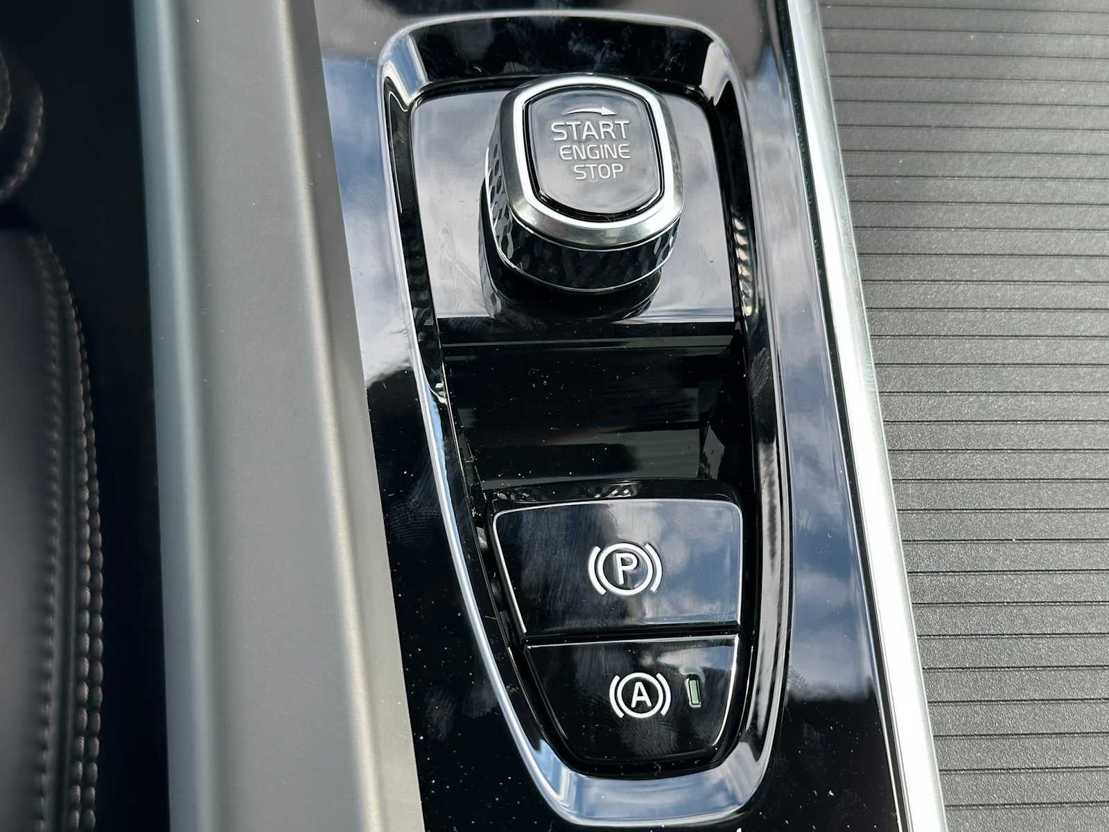2026 Volvo XC60 Plug-In Hybrid Ultra Black Edition