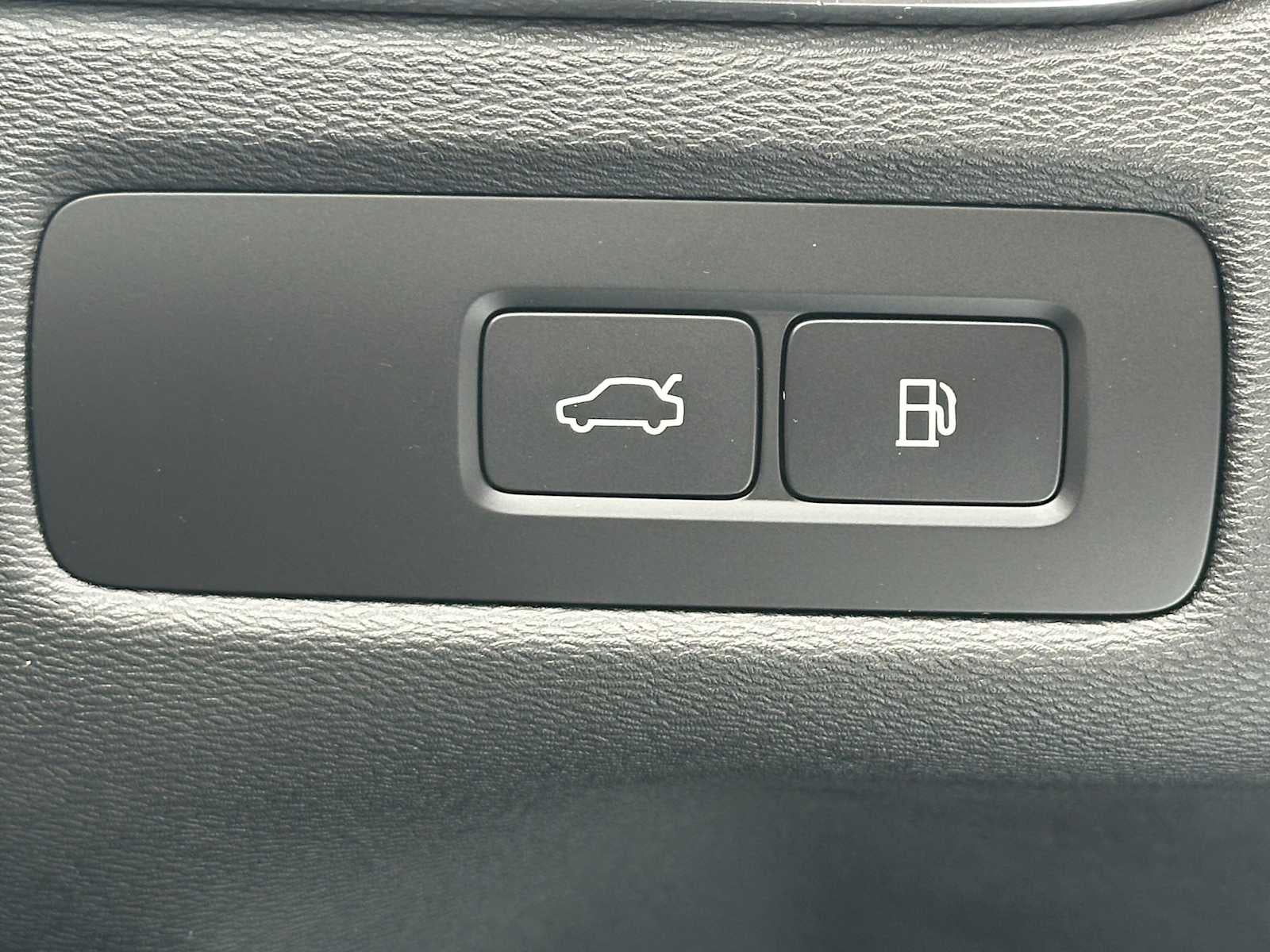 2026 Volvo XC60 Plug-In Hybrid Ultra Black Edition