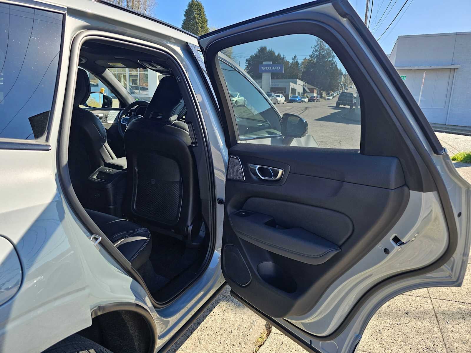 2026 Volvo XC60 Plug-In Hybrid Ultra Black Edition