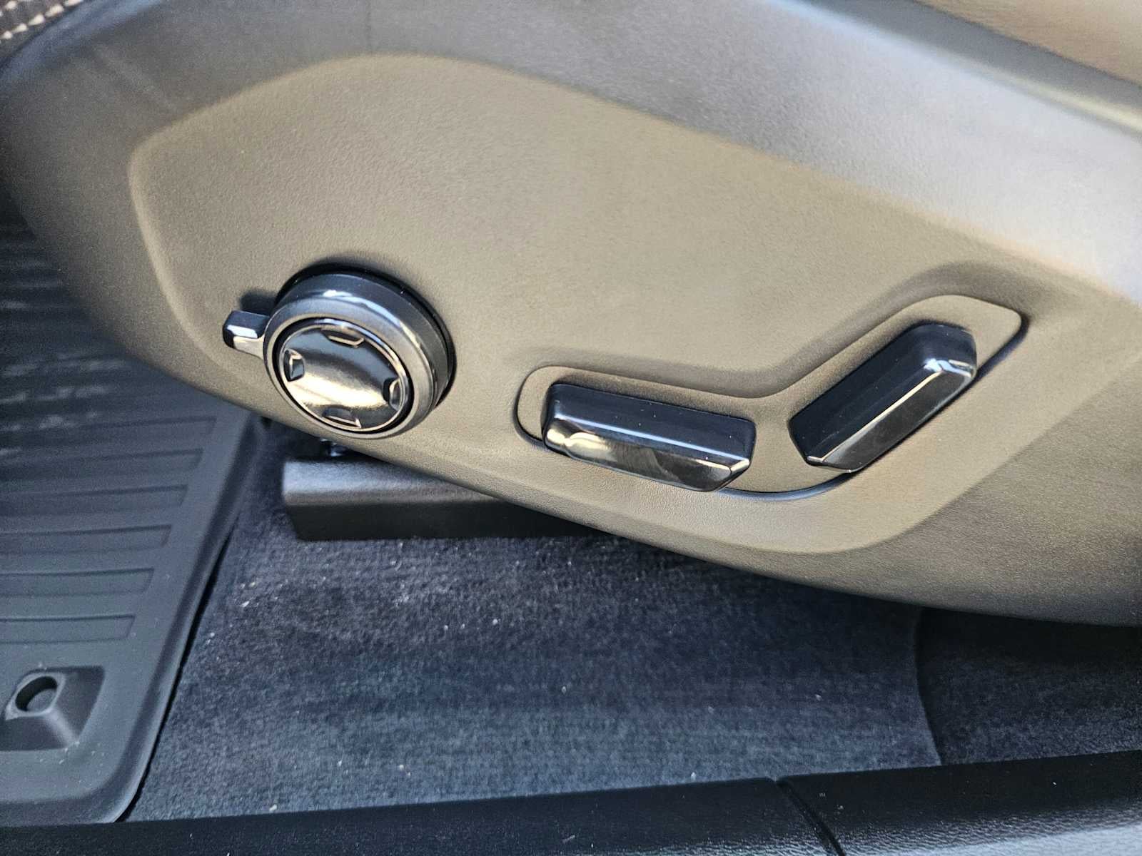 2026 Volvo XC60 Plug-In Hybrid Ultra Black Edition