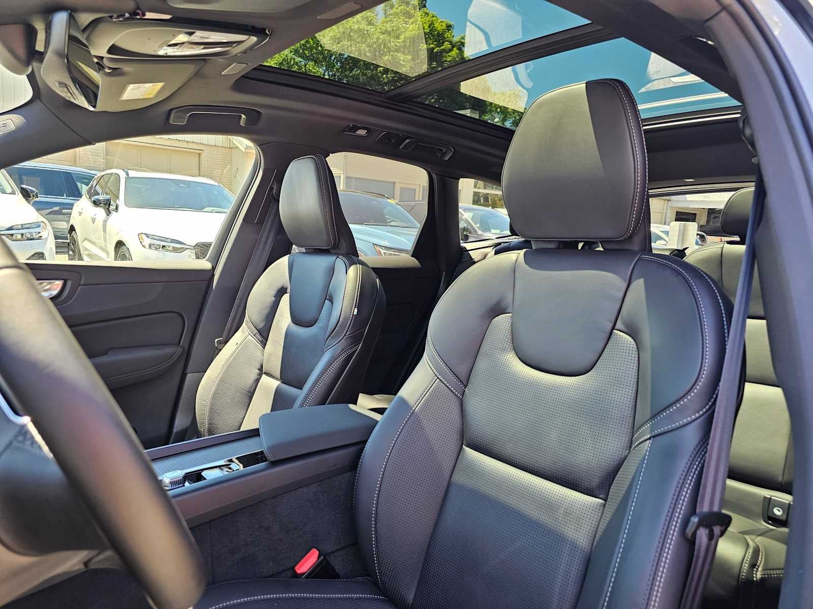 2026 Volvo XC60 Plug-In Hybrid Ultra Black Edition
