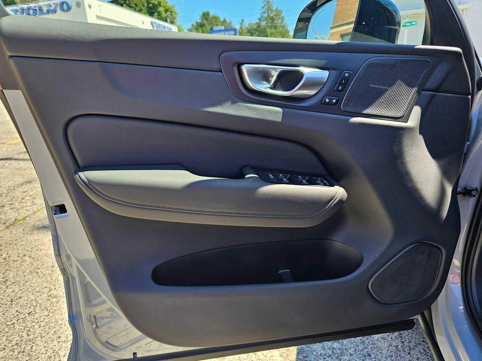 2026 Volvo XC60 Plug-In Hybrid Ultra Black Edition