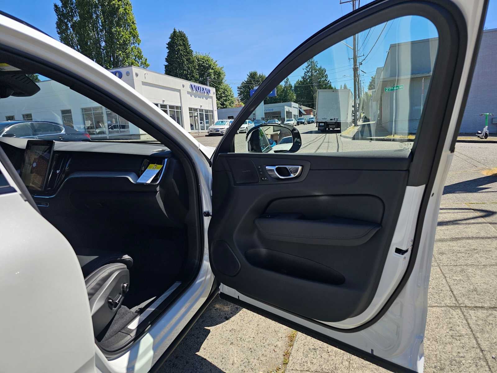 2026 Volvo XC60 Plug-In Hybrid Ultra Black Edition