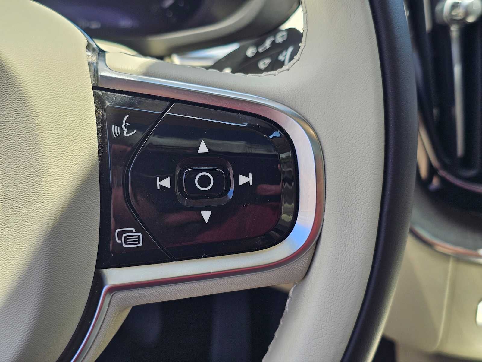 2024 Volvo XC60 Ultimate Dark Theme