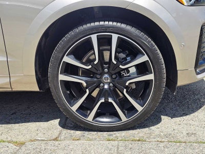 2024 Volvo XC60 Ultimate Dark Theme