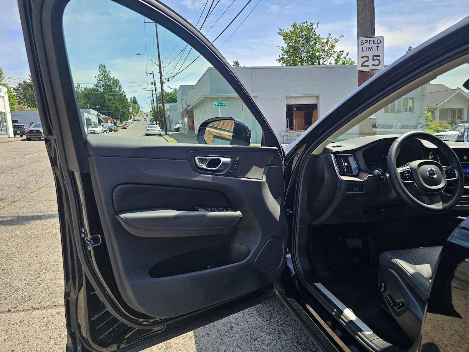 2023 Volvo XC60 Plus Bright Theme