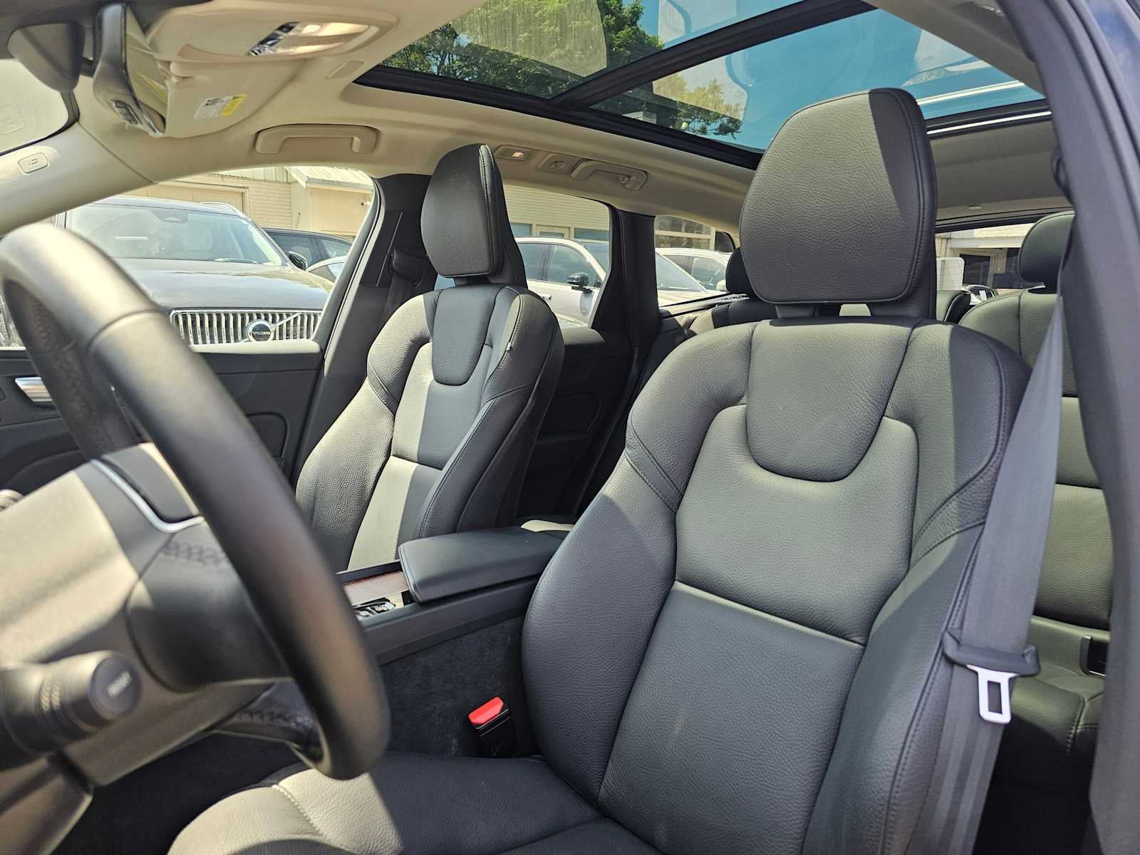 2023 Volvo XC60 Plus Bright Theme