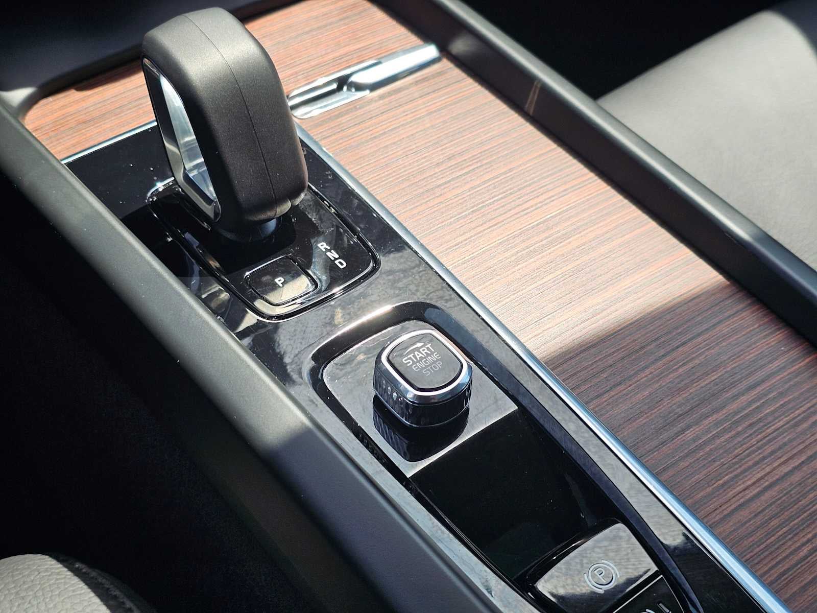 2023 Volvo XC60 Plus Bright Theme
