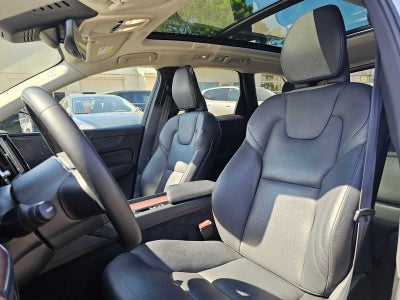 2023 Volvo XC60 Plus Dark Theme