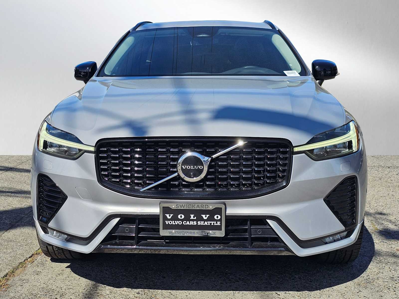 2023 Volvo XC60 Plus Dark Theme