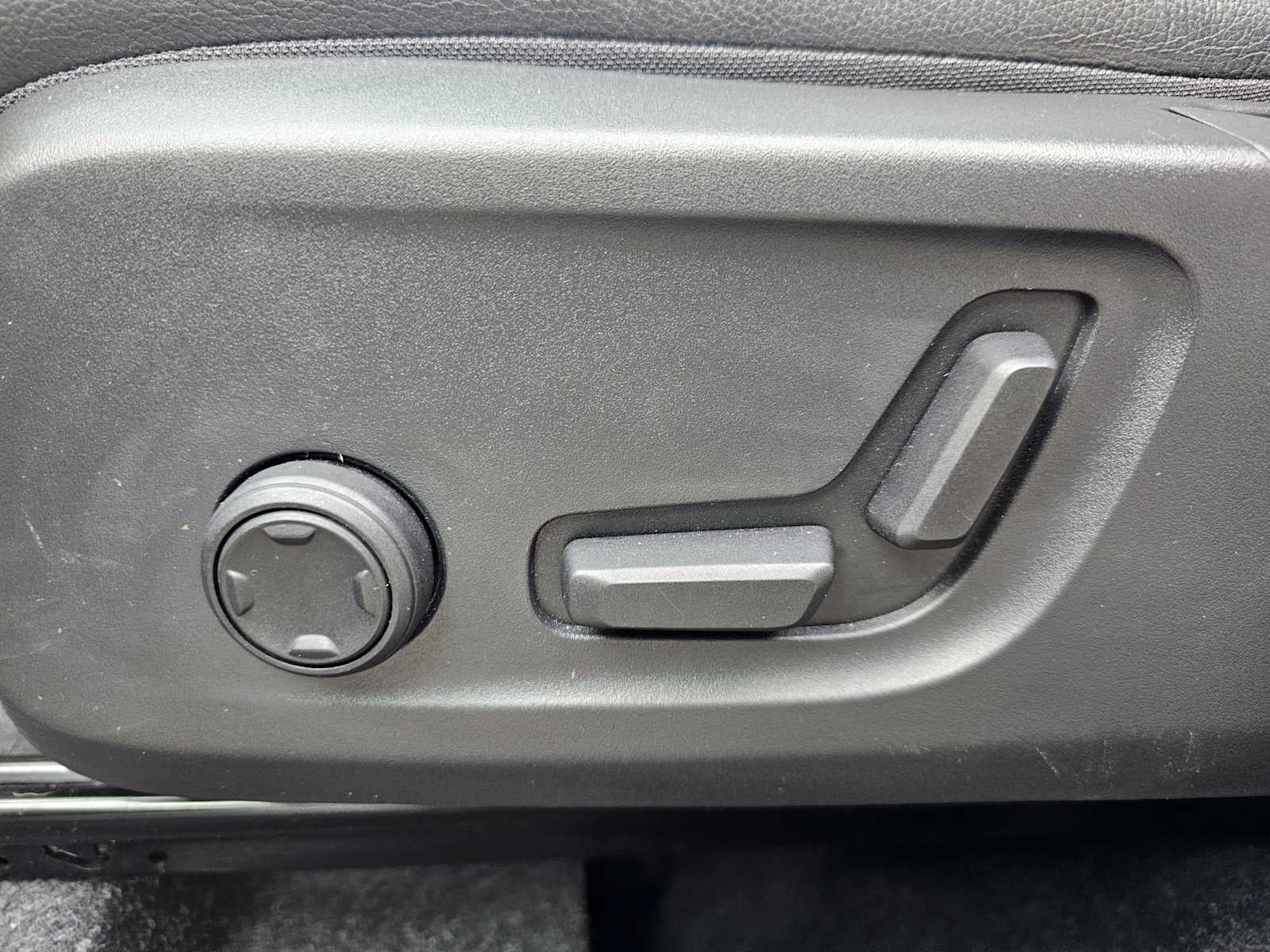 2025 Volvo XC40 Plus Dark Theme