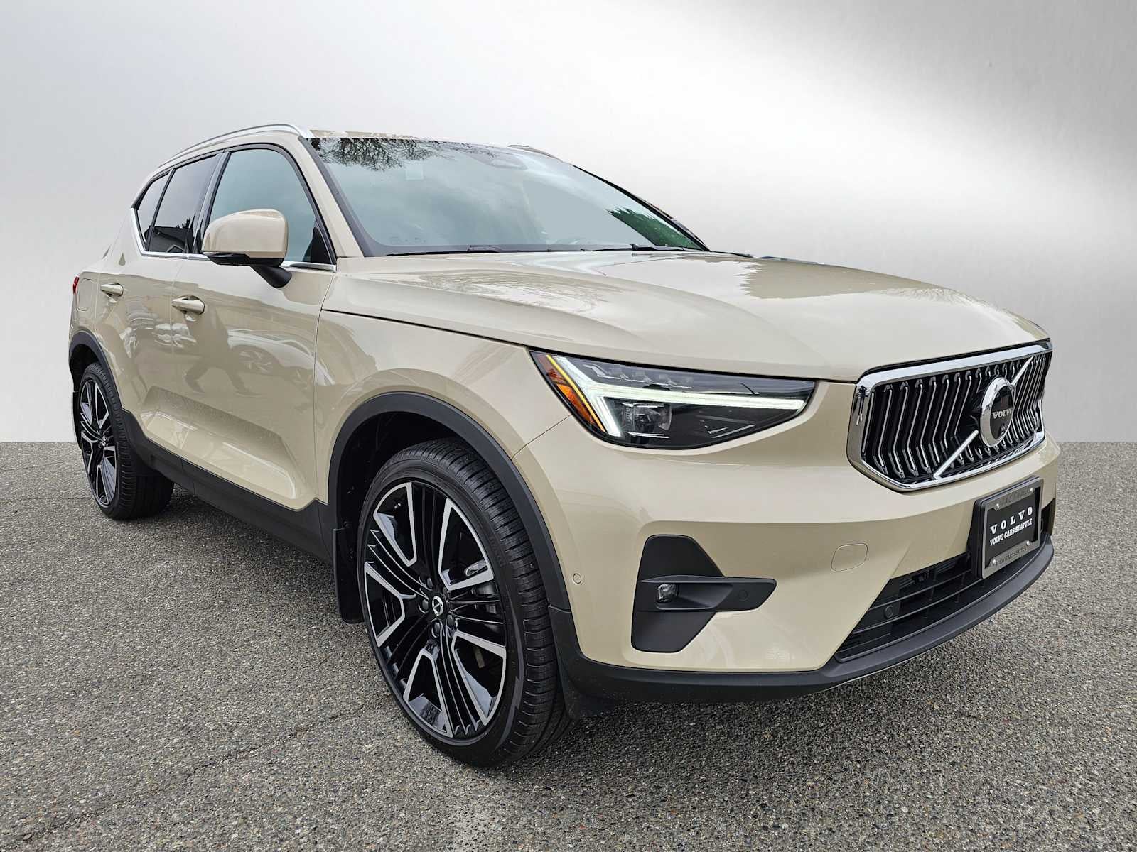 2025 Volvo XC40 Plus Bright Theme