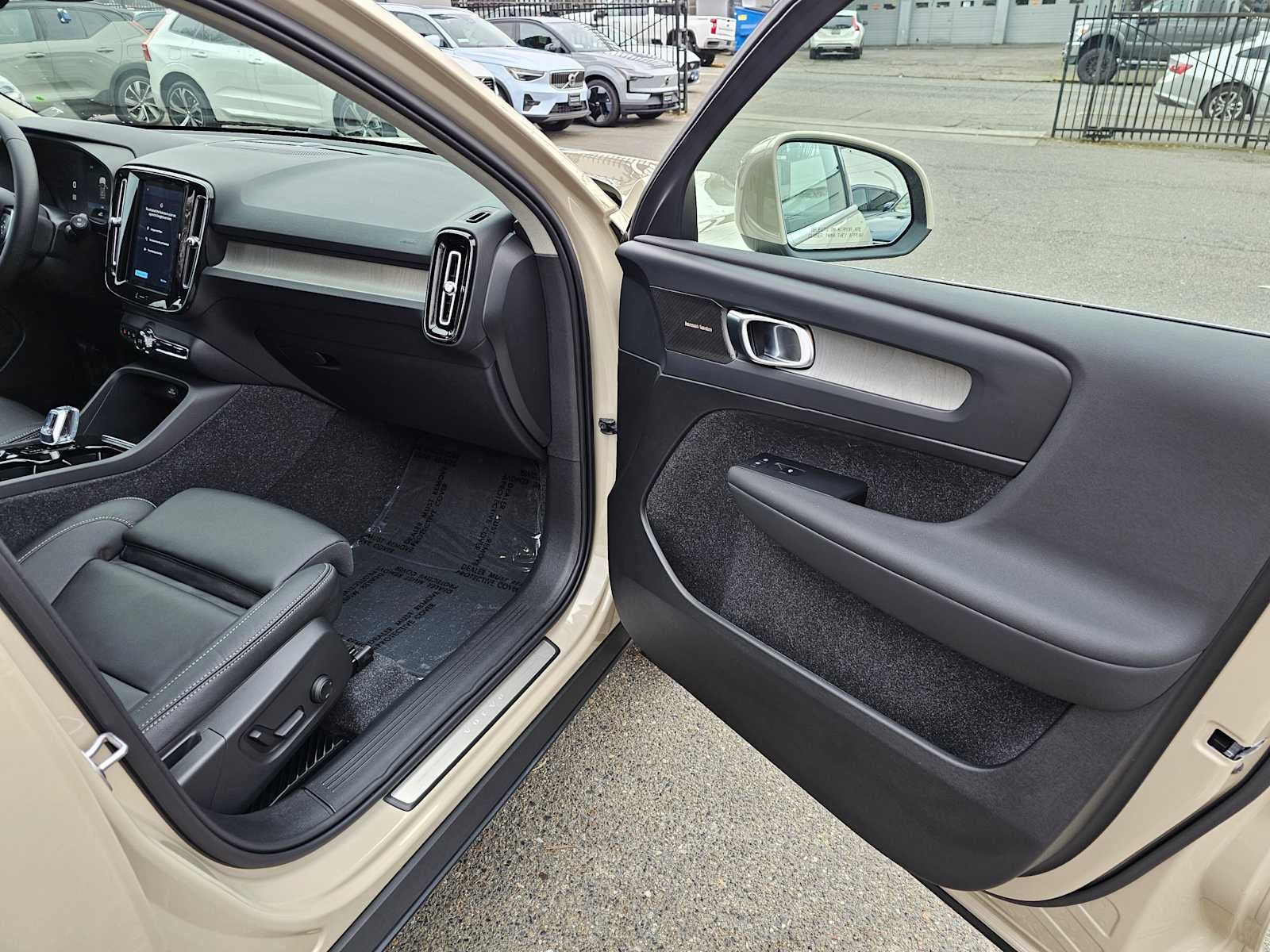2025 Volvo XC40 Plus Bright Theme