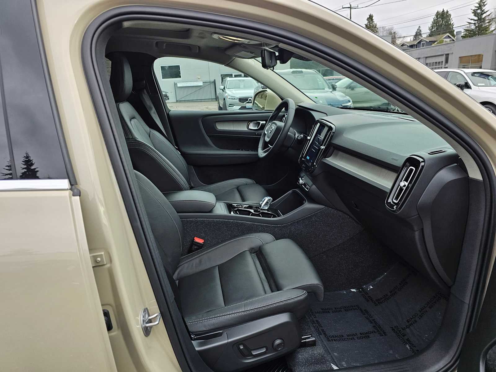 2025 Volvo XC40 Plus Bright Theme