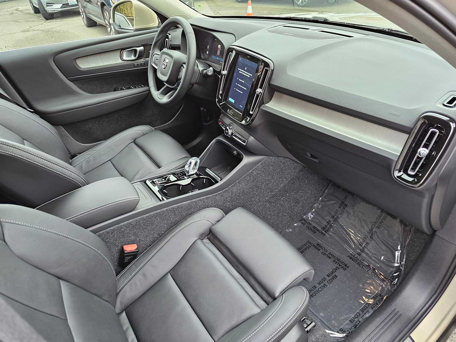 2025 Volvo XC40 Plus Bright Theme
