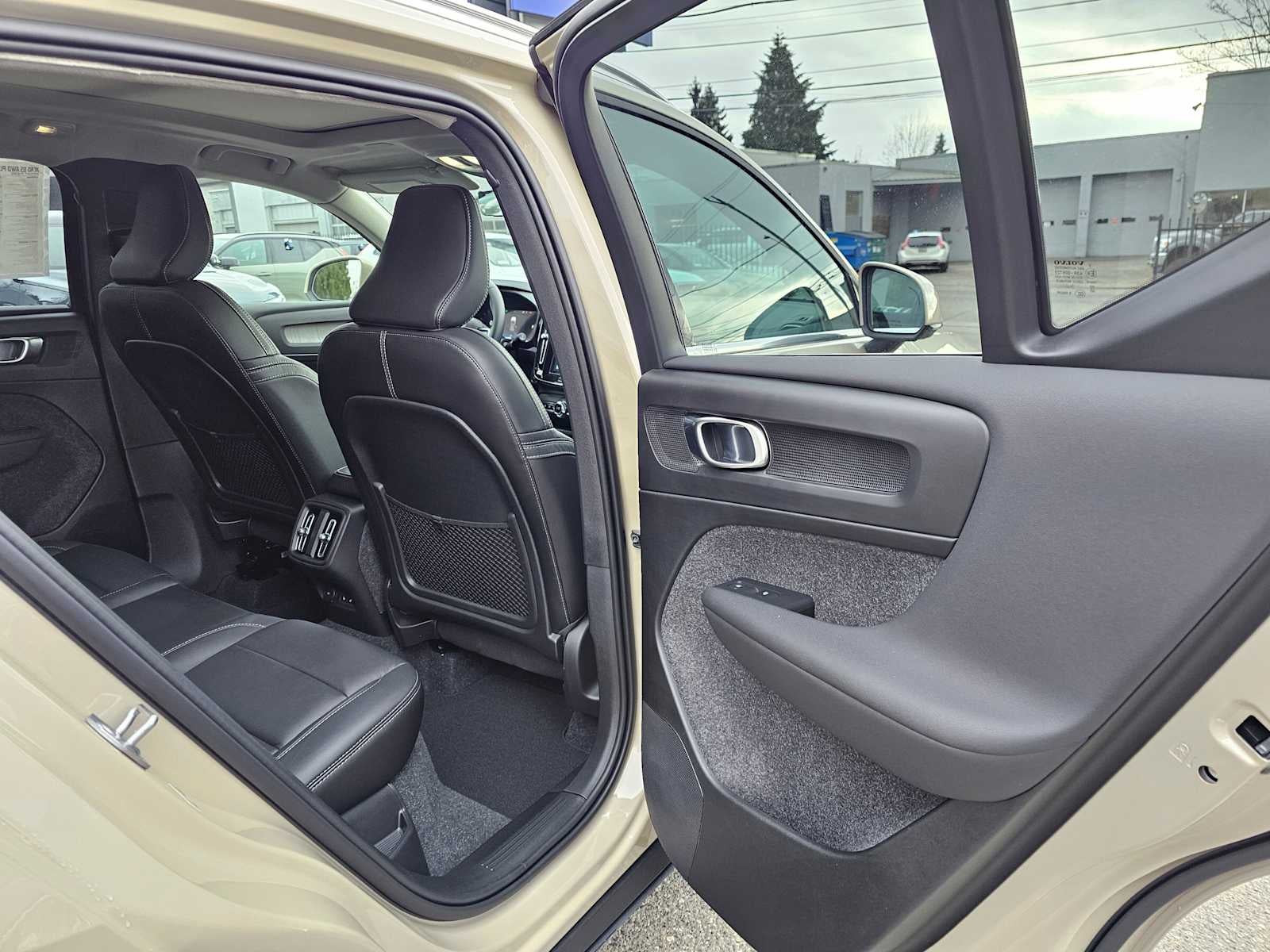 2025 Volvo XC40 Plus Bright Theme