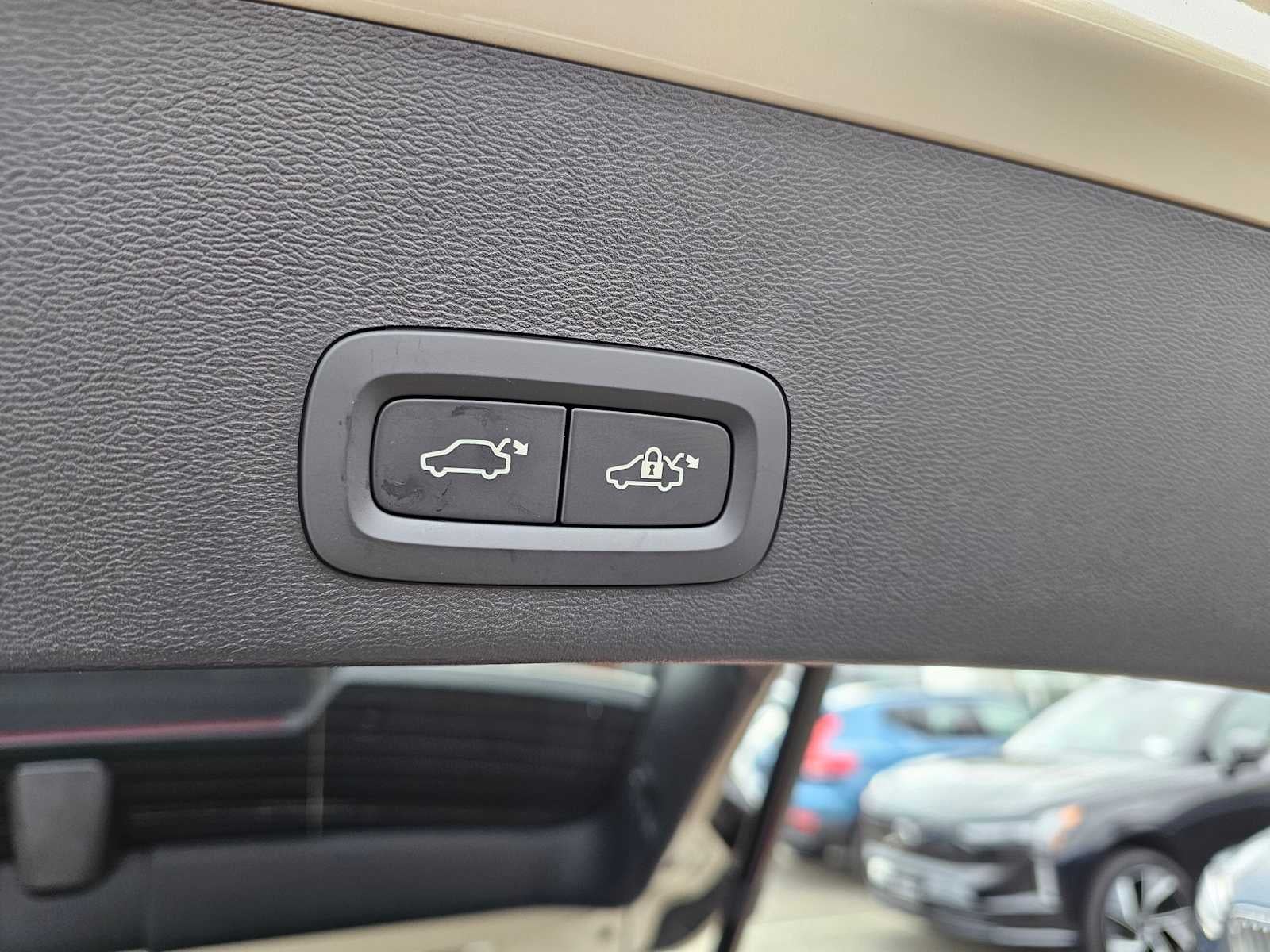 2025 Volvo XC40 Plus Bright Theme