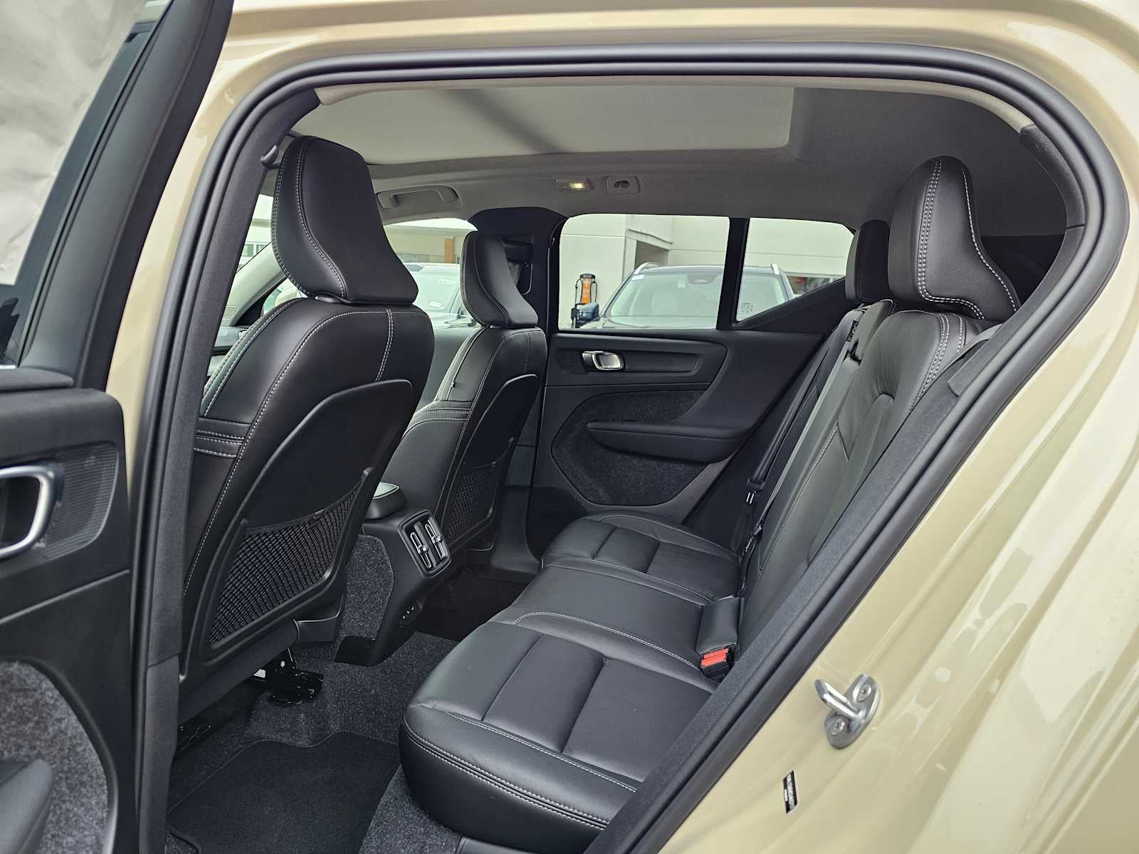 2025 Volvo XC40 Plus Bright Theme