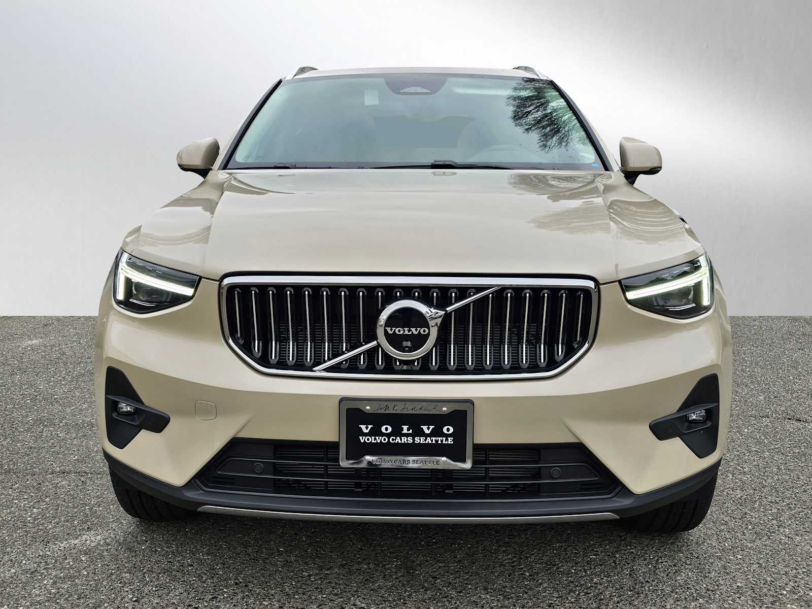 2025 Volvo XC40 Plus Bright Theme