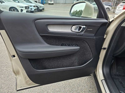 2025 Volvo XC40 Plus Bright Theme