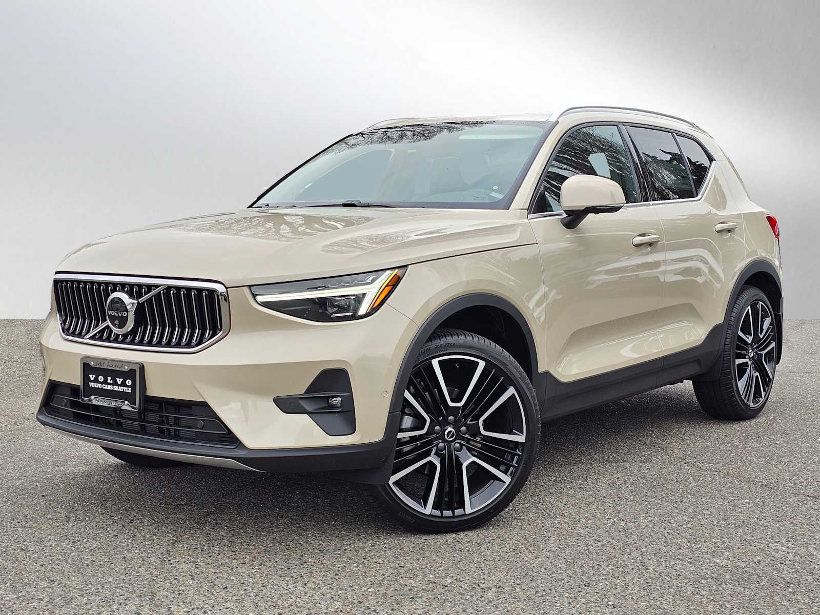 2025 Volvo XC40 Plus Bright Theme