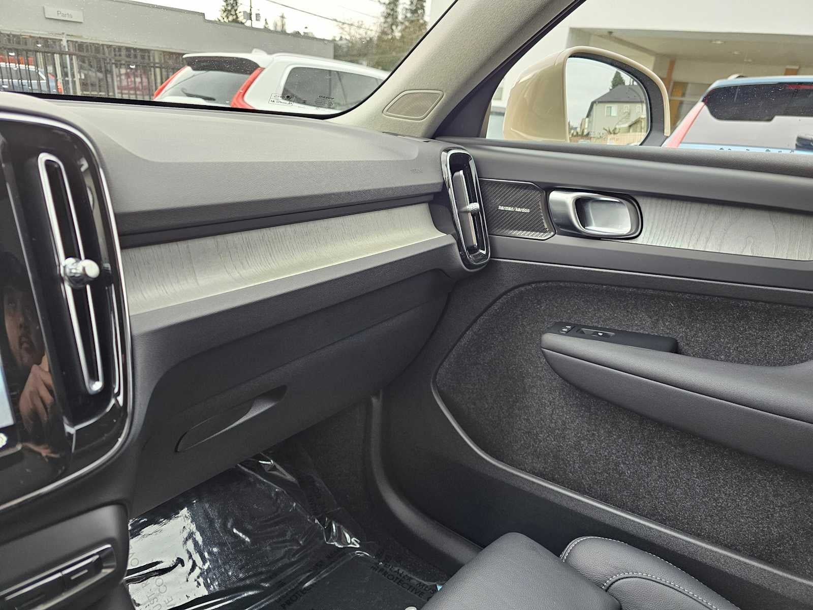 2025 Volvo XC40 Plus Bright Theme