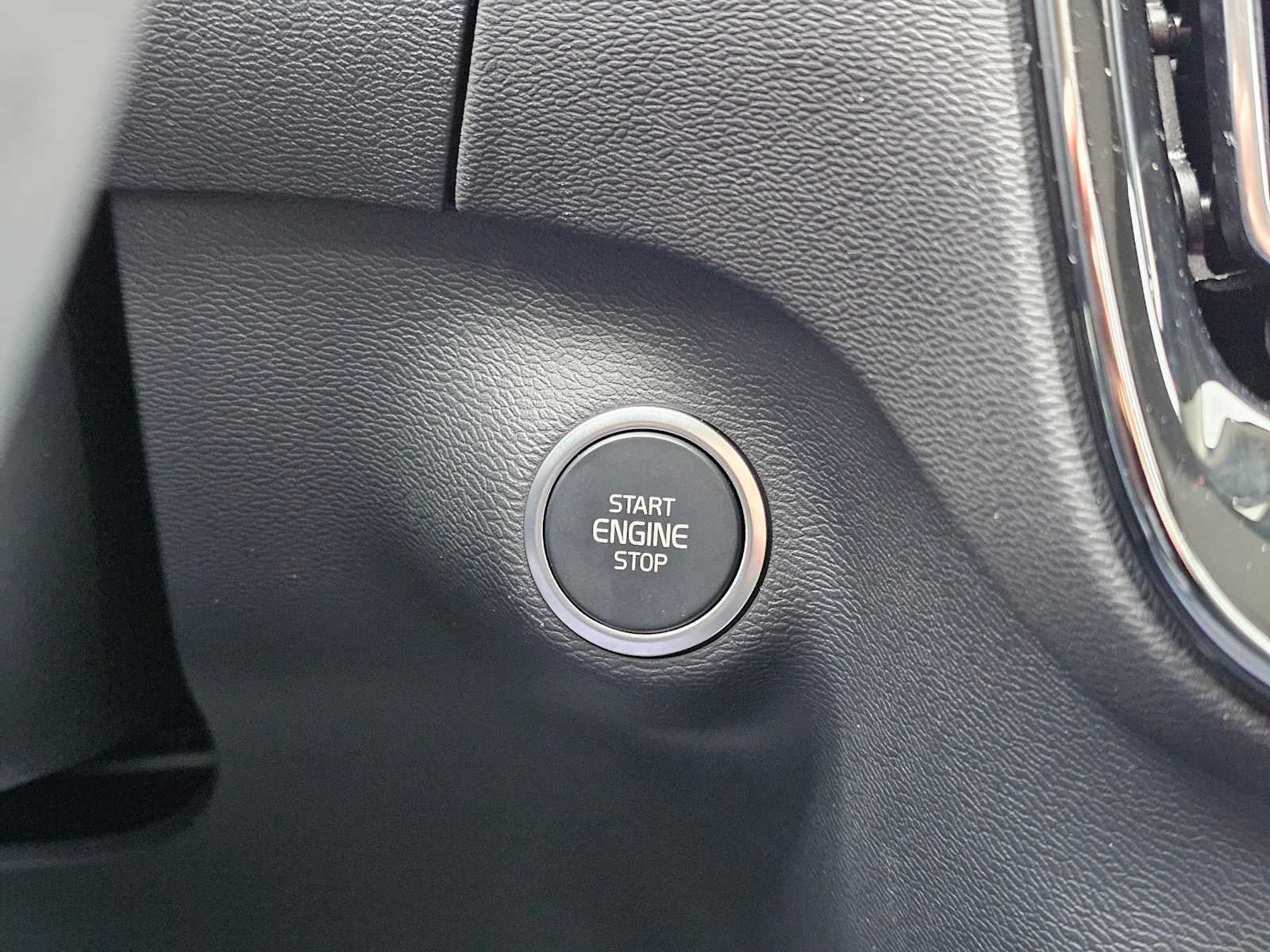 2025 Volvo XC40 Plus Bright Theme