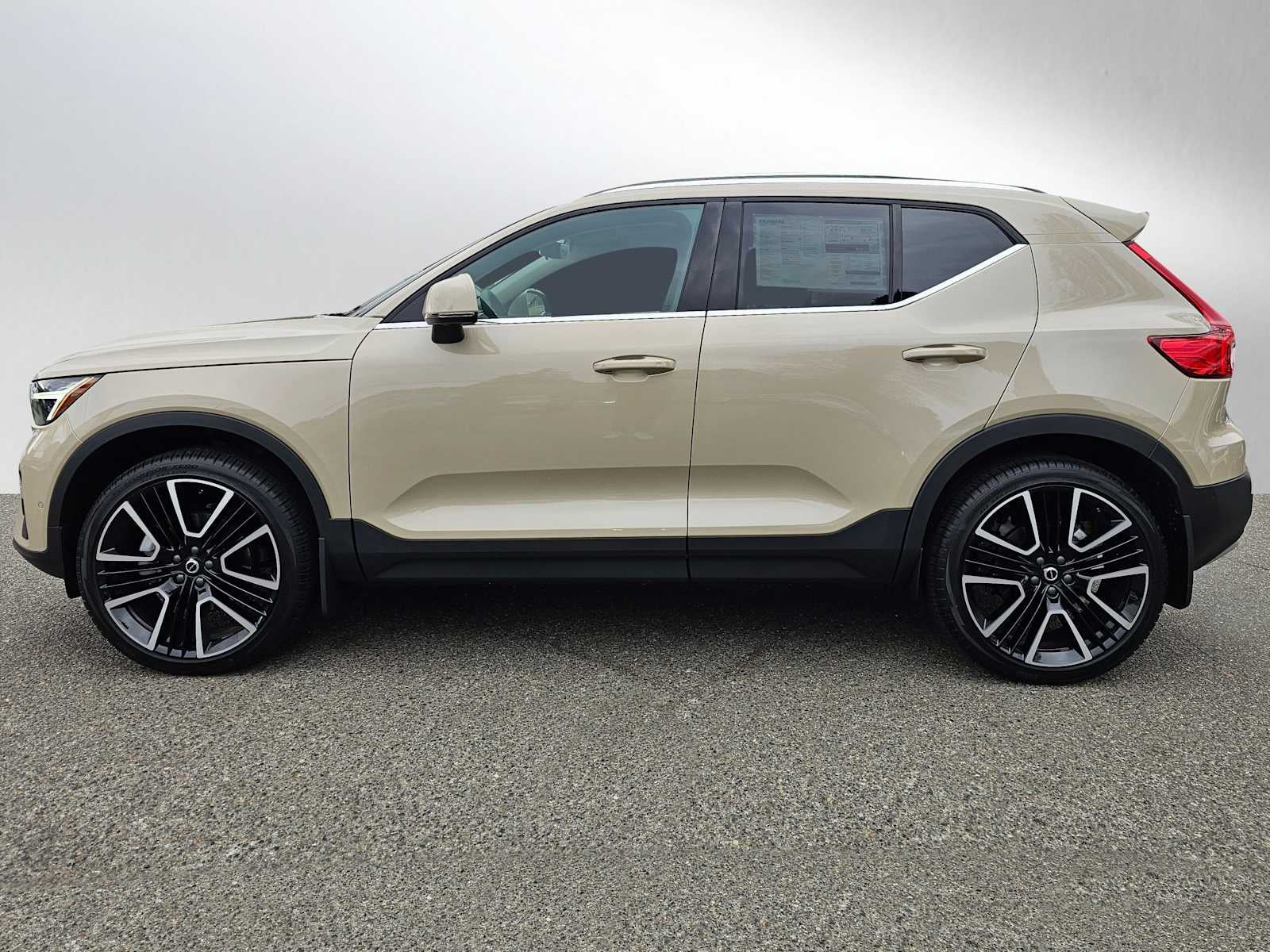 2025 Volvo XC40 Plus Bright Theme