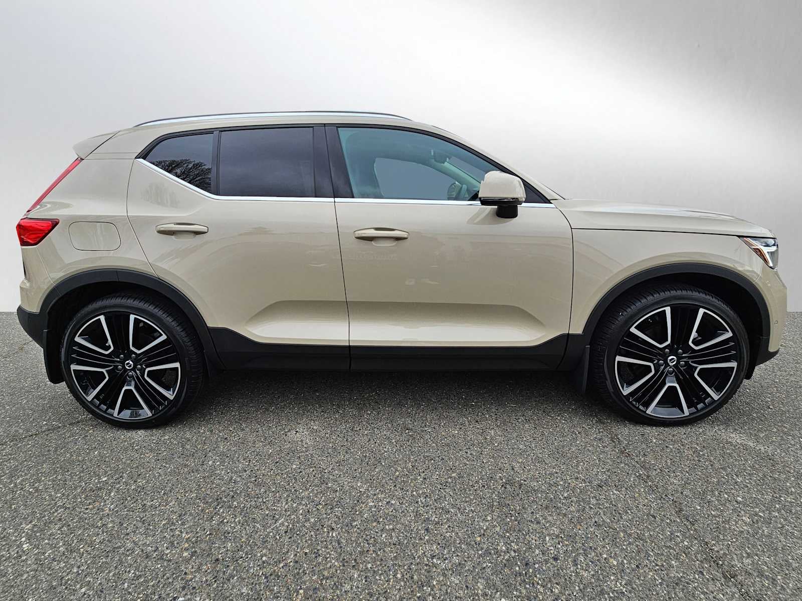 2025 Volvo XC40 Plus Bright Theme