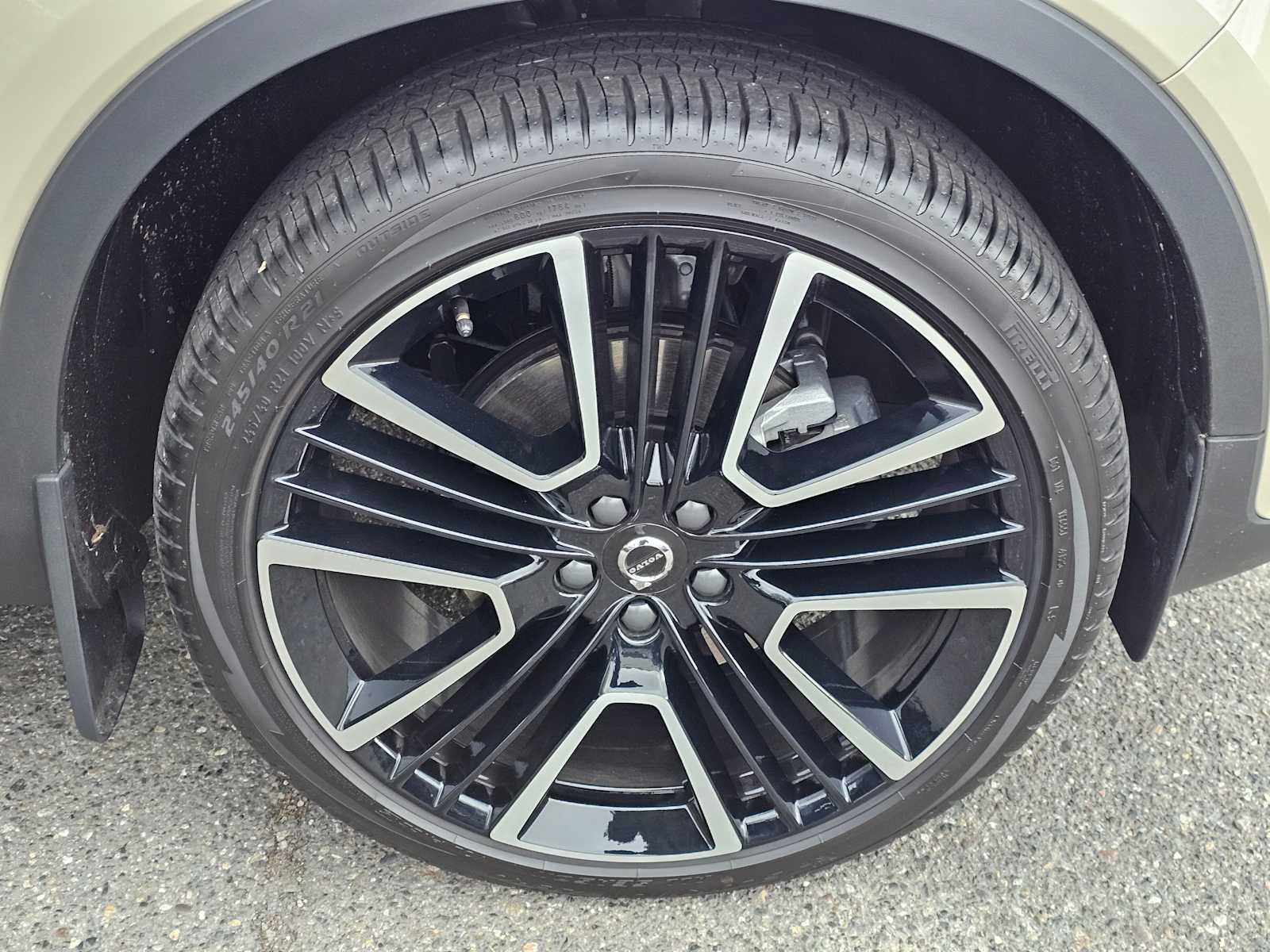 2025 Volvo XC40 Plus Bright Theme
