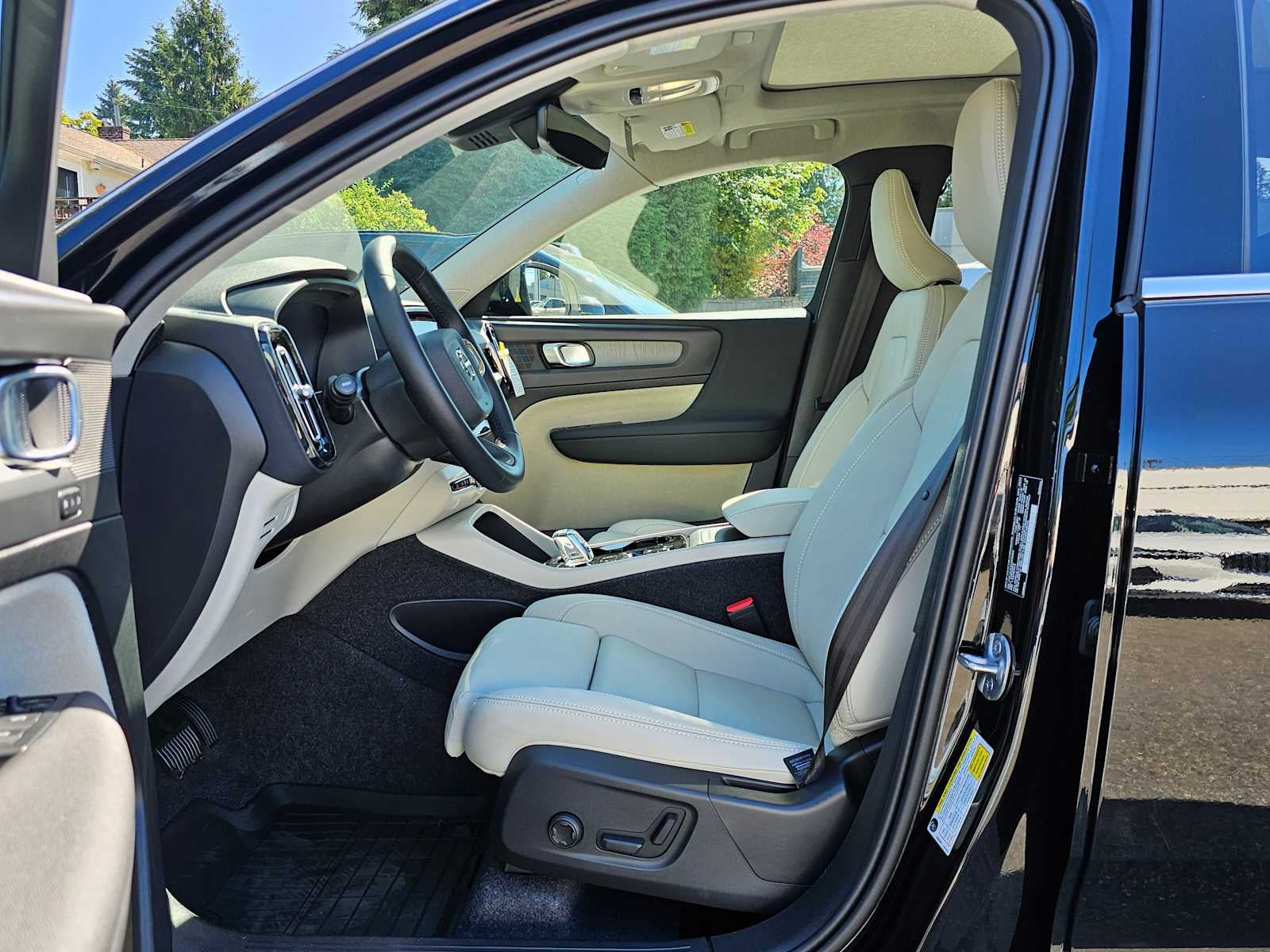 2025 Volvo XC40 Plus Bright Theme
