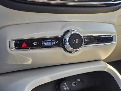 2025 Volvo XC40 Plus Bright Theme