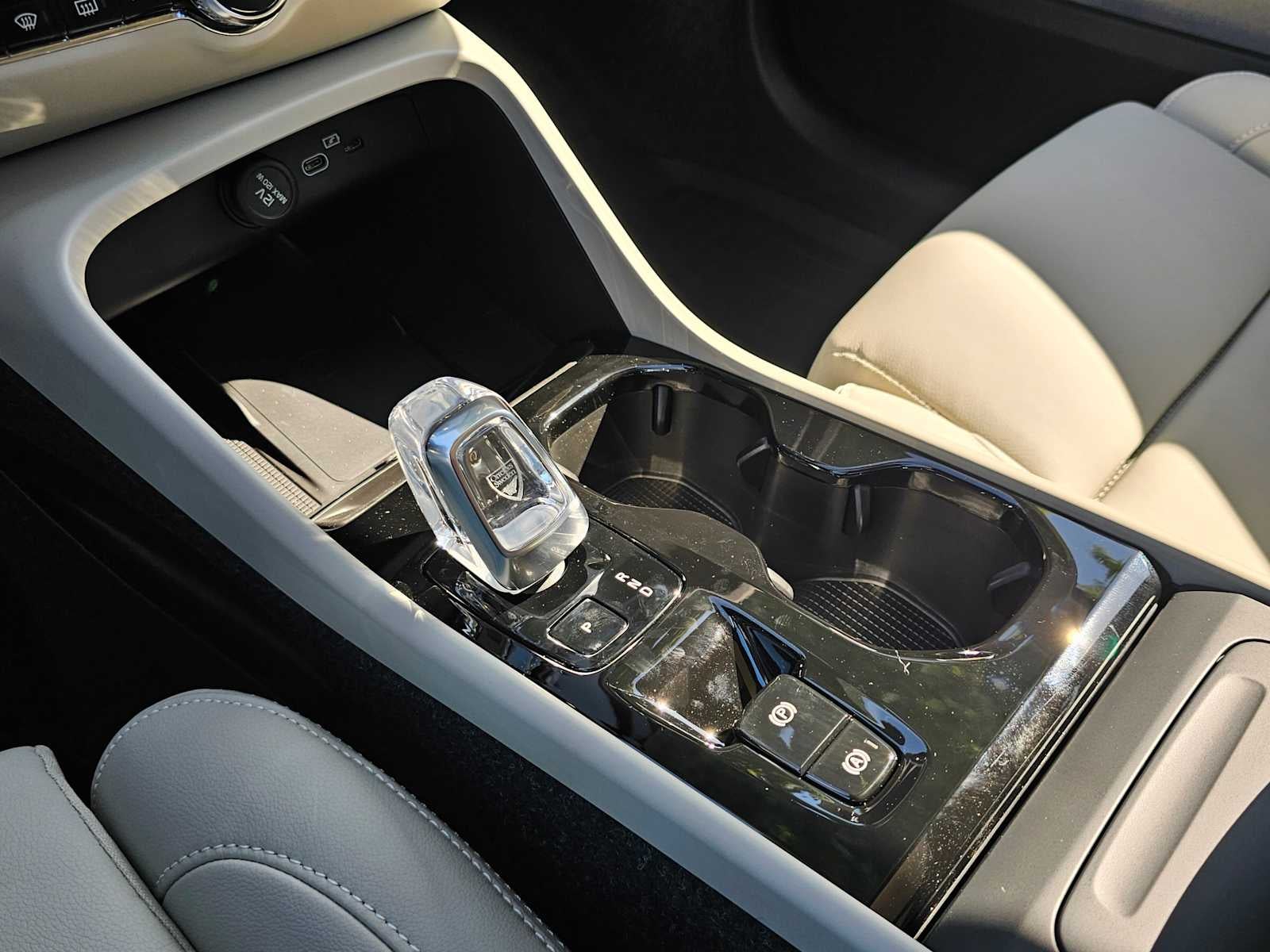 2025 Volvo XC40 Plus Bright Theme