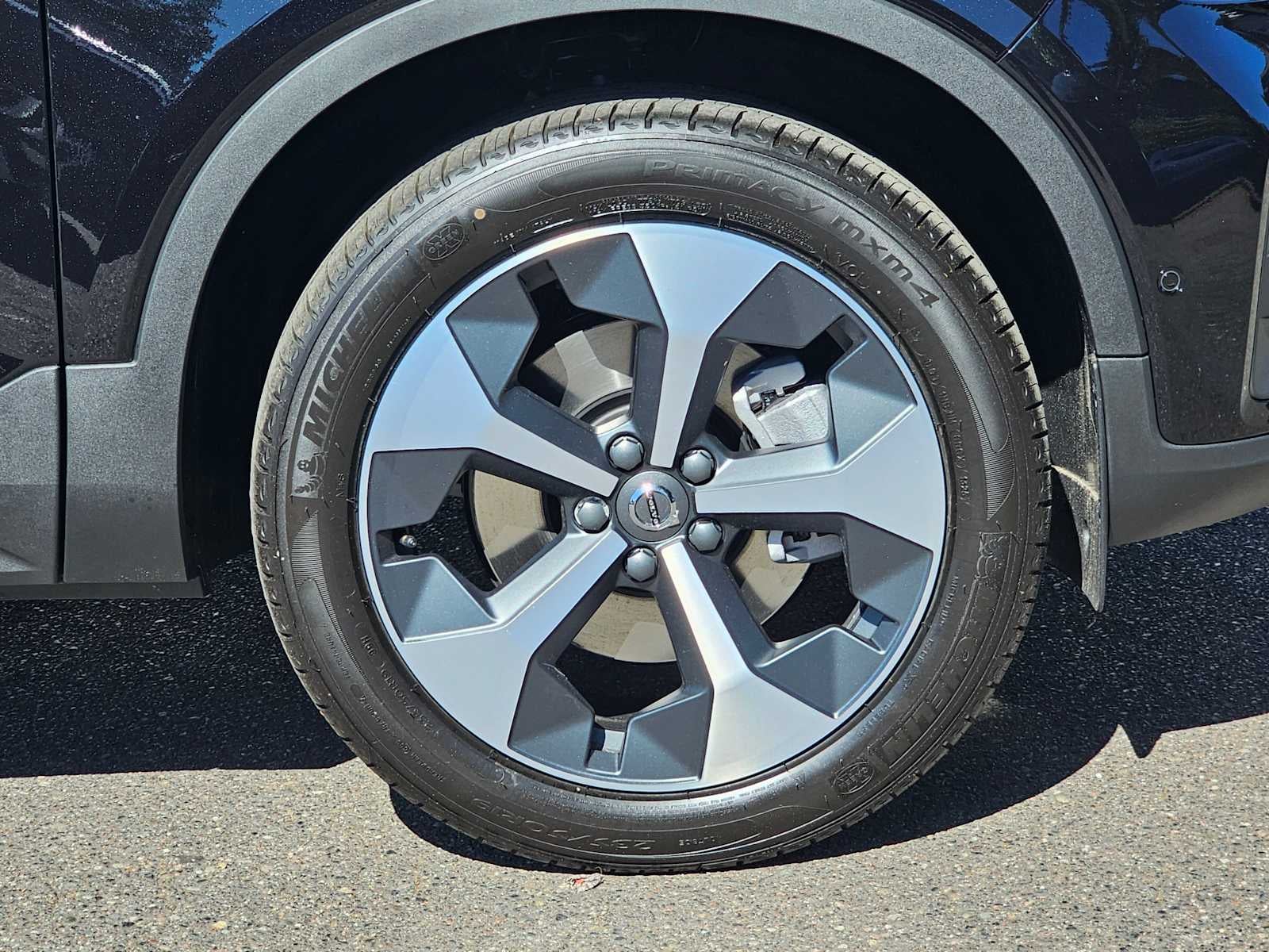 2025 Volvo XC40 Plus Bright Theme