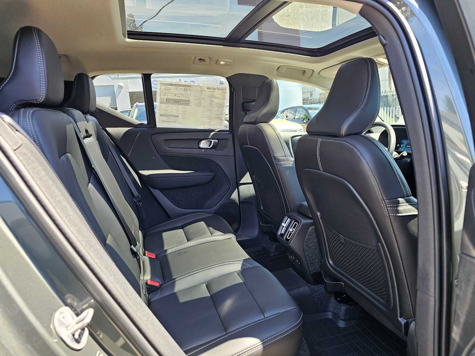 2024 Volvo XC40 Ultimate Bright Theme