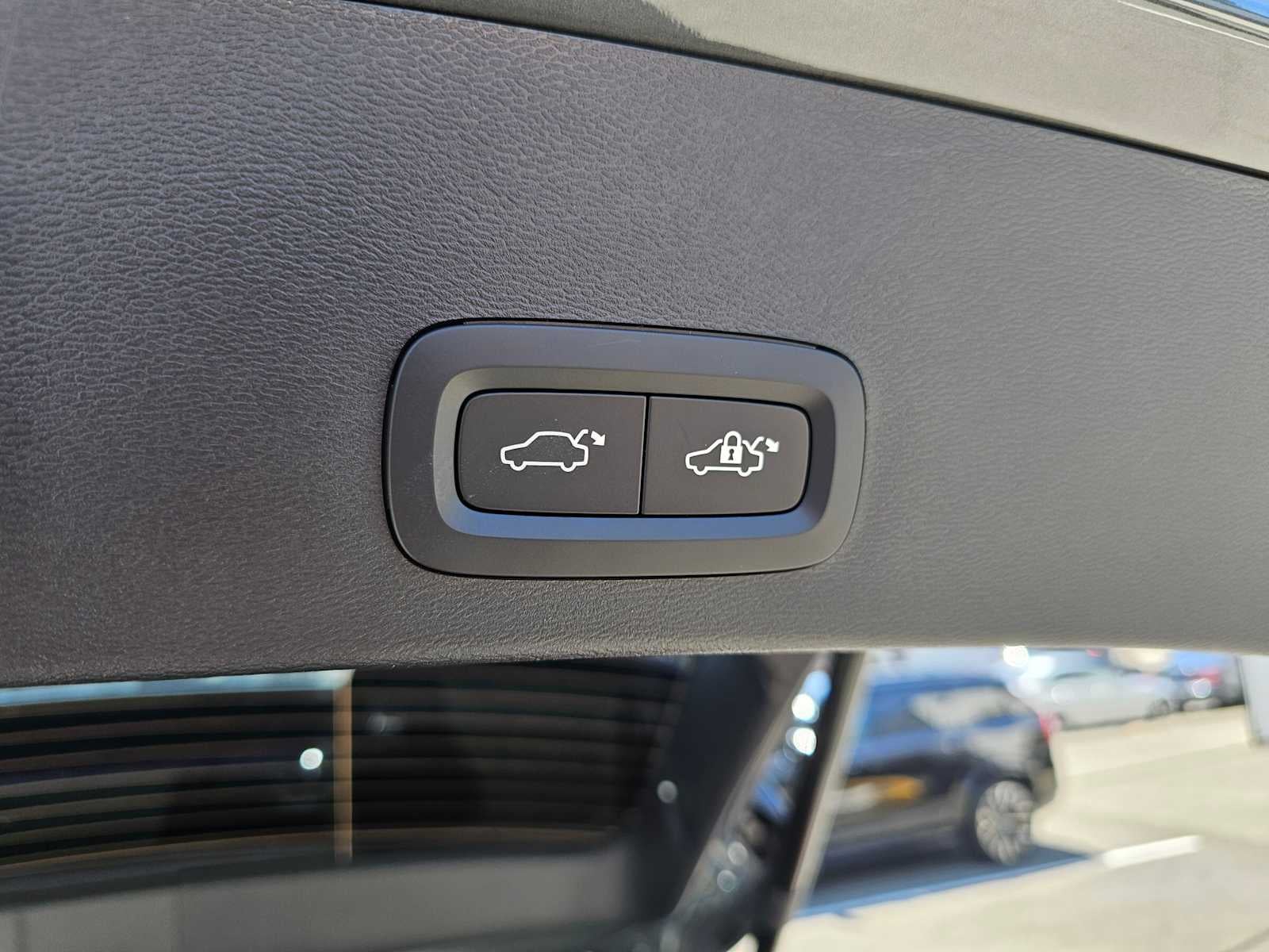 2024 Volvo XC40 Ultimate Bright Theme