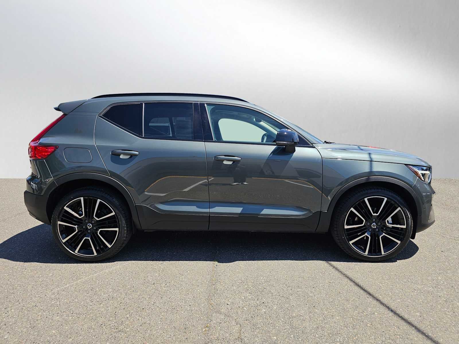 2024 Volvo XC40 Ultimate Bright Theme