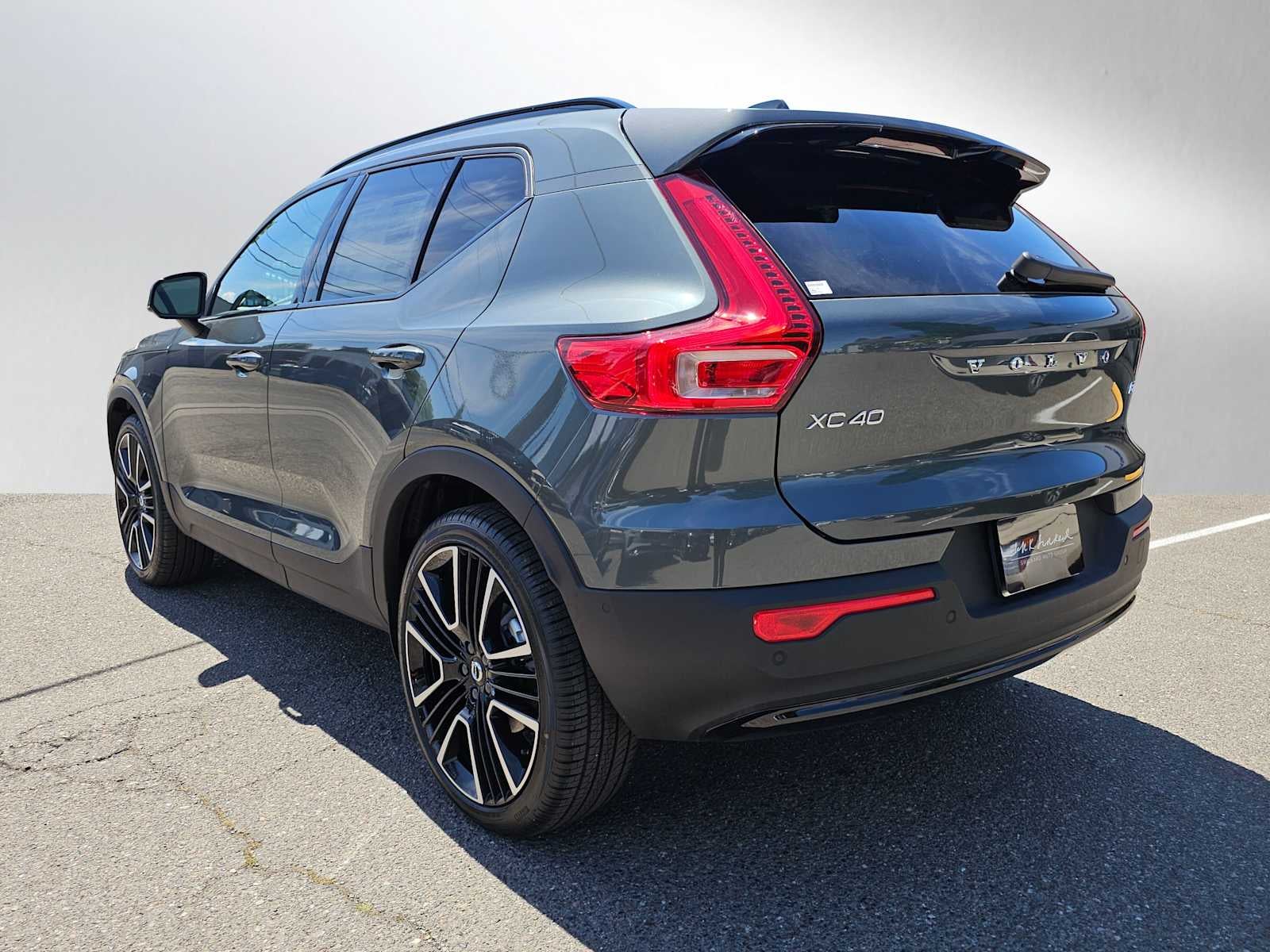 2024 Volvo XC40 Ultimate Bright Theme
