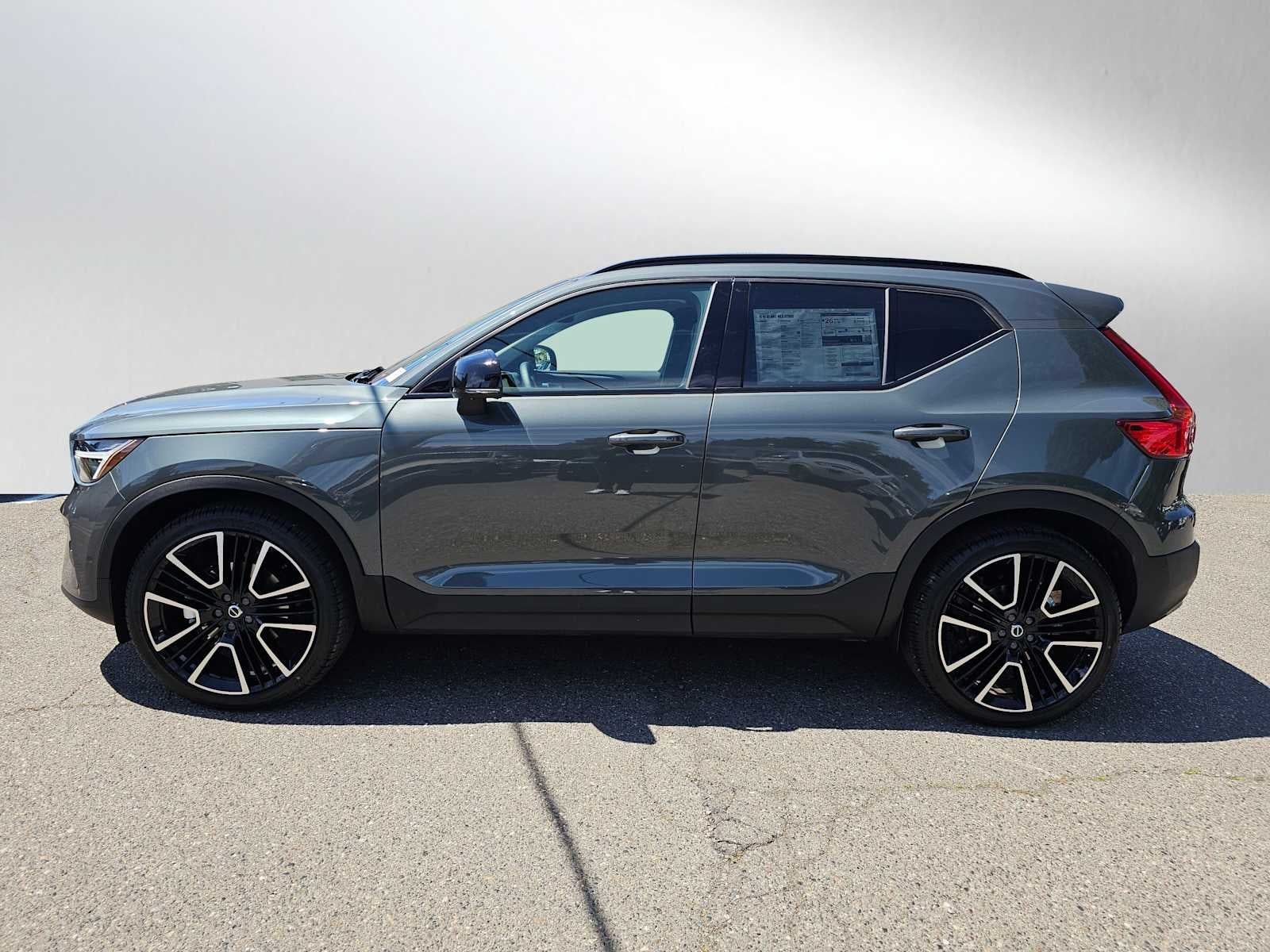 2024 Volvo XC40 Ultimate Bright Theme