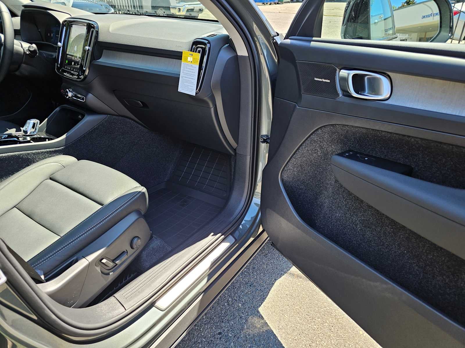 2024 Volvo XC40 Ultimate Bright Theme