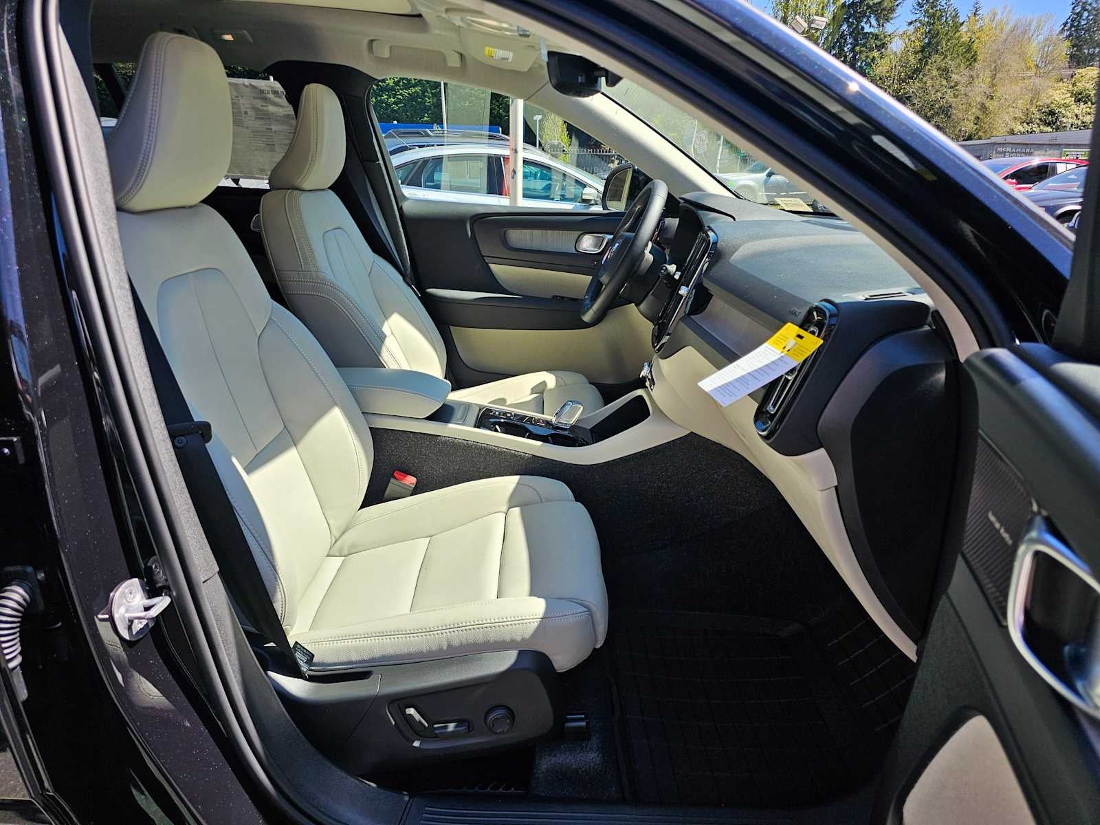 2025 Volvo XC40 Ultra Bright Theme