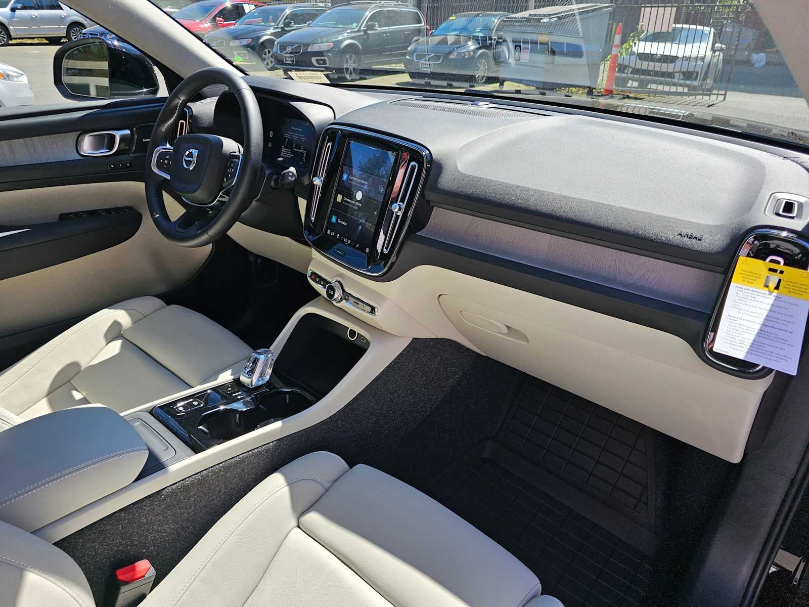 2025 Volvo XC40 Ultra Bright Theme