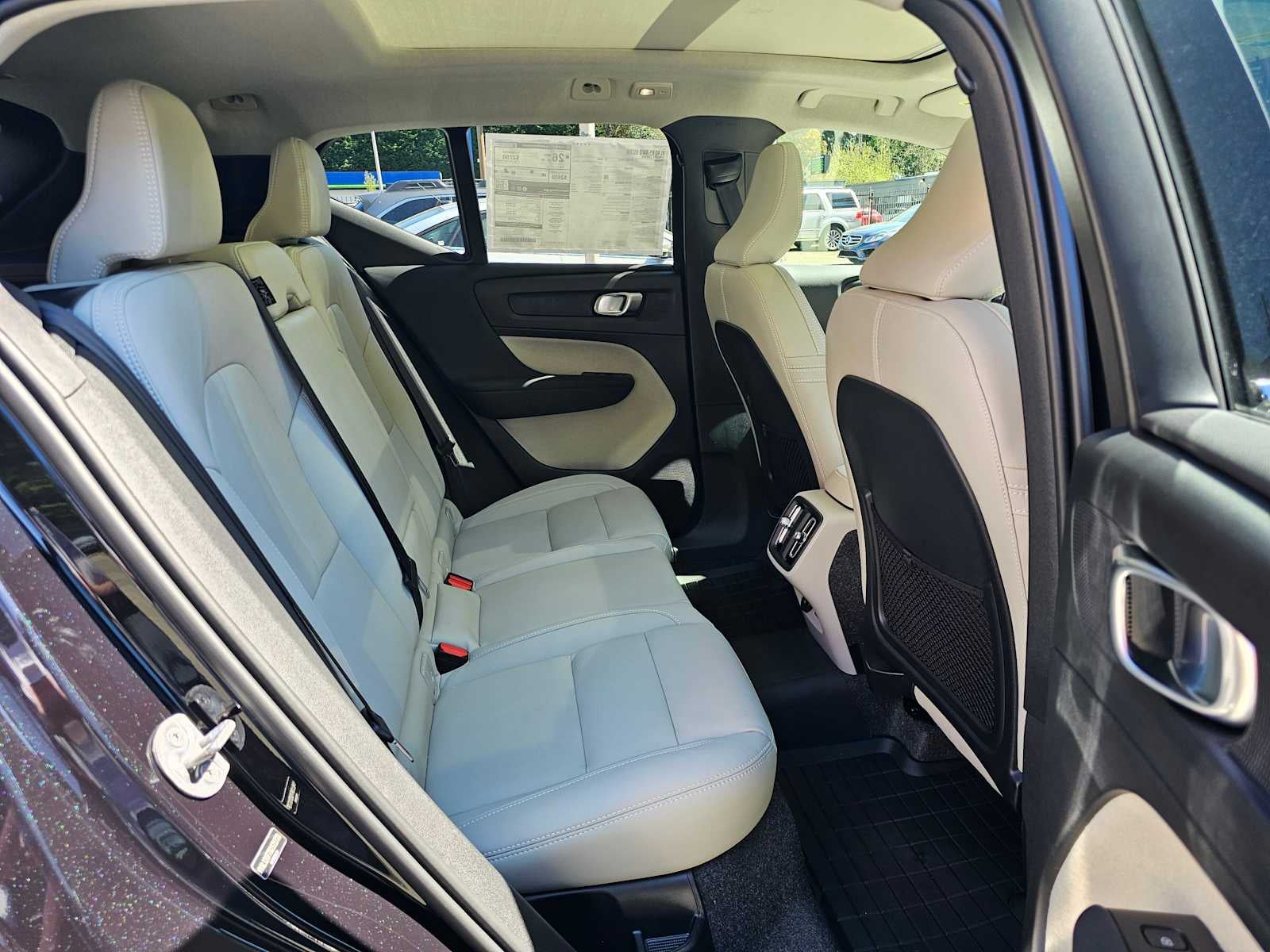 2025 Volvo XC40 Ultra Bright Theme