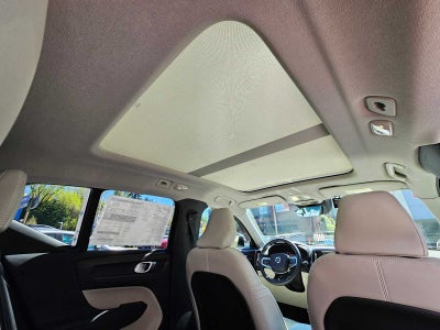 2025 Volvo XC40 Ultra Bright Theme