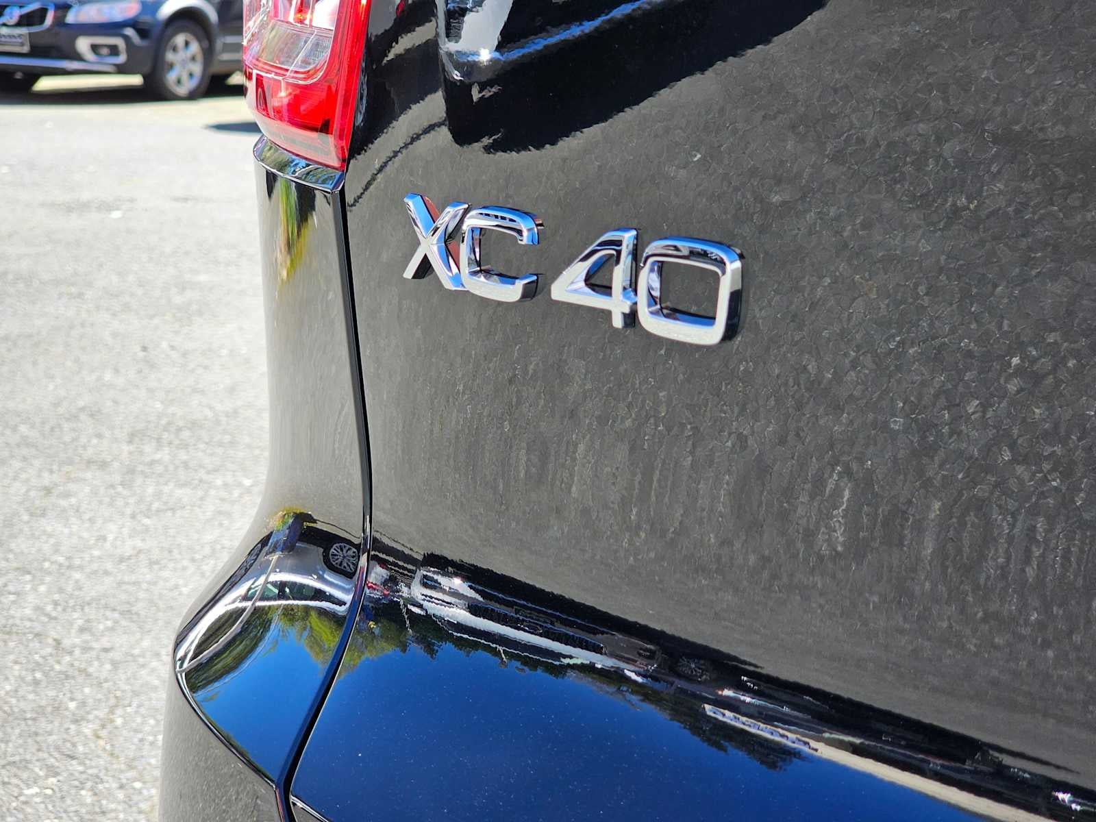 2025 Volvo XC40 Ultra Bright Theme